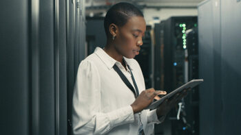 在服务器机房的 IT 技术人员