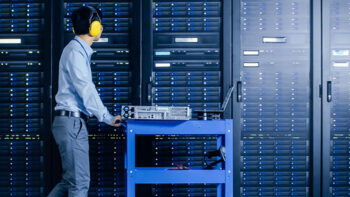 看着服务器机架的 IT 工程师